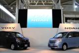 トヨタ 新型「ノア」/「ヴォクシー」発表会にて:左)ヴォクシー、右)ノア