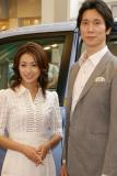 新型「ノア」の前でキメる”酒井 法子”サンと”佐々木 蔵之介”サン
