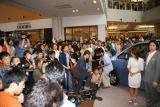 テレビ・新聞・雑誌など、多くの報道陣と買い物客でごった返すイベント会場