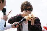 【マクドナルド「チーズカツバーガー」発売記念】「全国カツ巡りの旅 〜風の向くまま、ブタの向くまま〜」 「うめー!」大絶賛する「RAG FAIR(ラグフェア)」の土屋 礼央サン