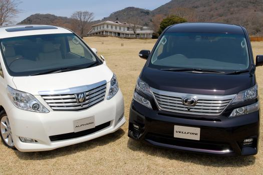トヨタ 新型 アルファード(左)とヴェルファイア(右) フロントマスク
