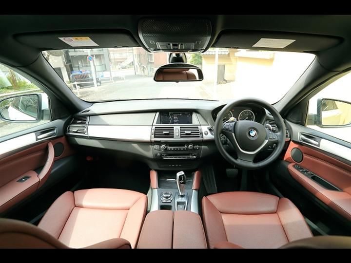 店内にBMW X6 2011年式を展示 | 店舗ブログ リベラーラ | 中古輸入車