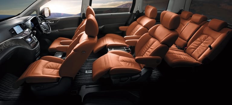 日産エルグランド タンカラーのレザーシートを装備しラグジュアリー感を大幅アップした特別仕様車 ガリバーの18年新車購入ガイド