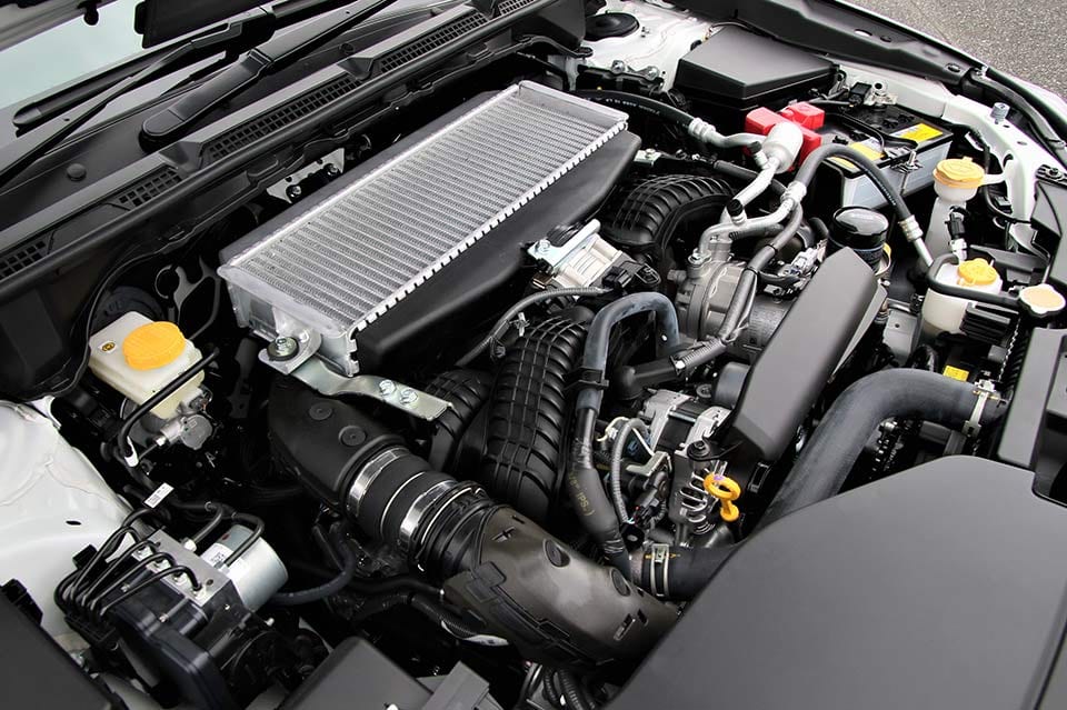 二代目スバル WRX S4のエンジンルーム 
