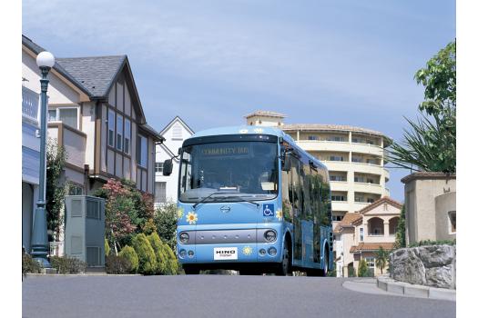 コミュニティバスに決定版 日野から新型小型路線バス ポンチョ 誕生