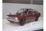 トヨタ カローラ生誕40周年 歴代モデル全車集合【2代目 カローラ　E20系】1/5スケールモデル 