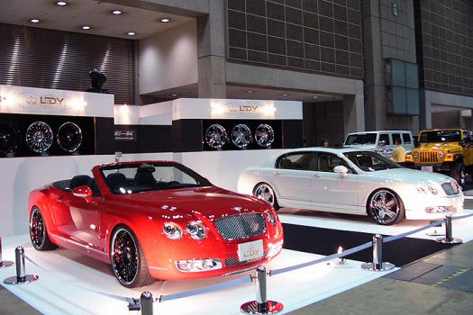 OFFICE Kブース（デモカー：BENTLEY Flying Spur、BENTLEY Continental GTC）