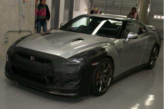 NISSAN 新型 GT-R これで見納め！？　覆面姿！