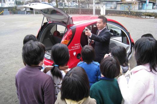 三菱自動車体験授業プログラム（環境体験授業） 電気自動車の勉強風景