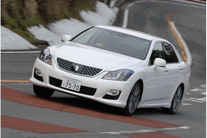 クラウン・アスリート200系【燃費比較・維持費・安全装備】と評判は？