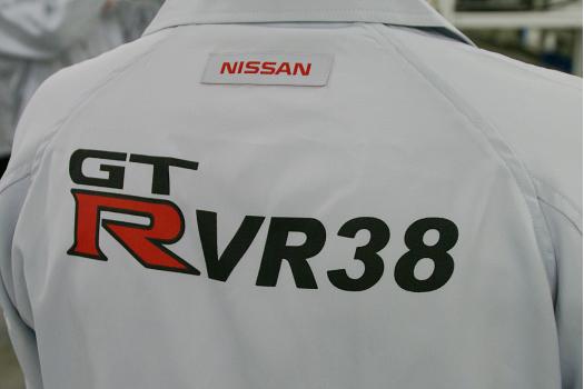選ばれた匠のみが着る、エンジン組立者専用の帯電防止ジャケットの背中には、誇らしげに"R"の文字が光る！