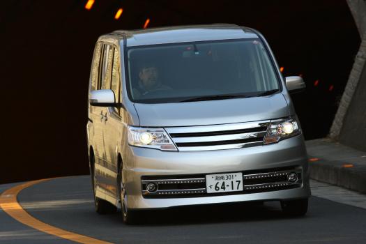 日産 セレナ ライダー 試乗記 スポーティな走りの日産 セレナ ライダーはダイナミックなデザインにも注目