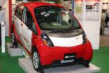 　会場で最も注目を浴びていた三菱の電気自動車「i MiEV(アイ・ミーブ)」