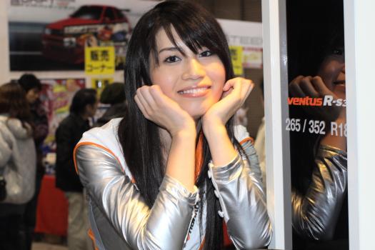 東京オートサロン09 コンパニオン画像蔵 全開の笑顔と落ち着いた魅力にメロメロ Hankook 小暮あきちゃん