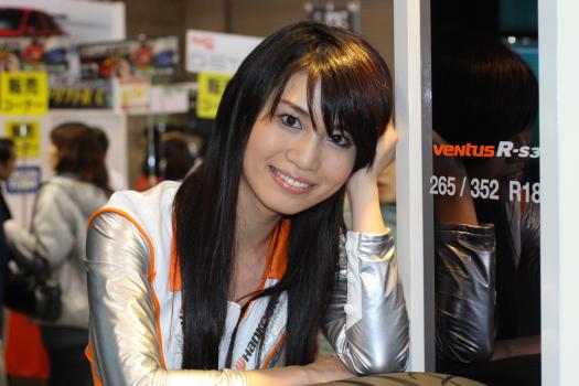 東京オートサロン09 コンパニオン画像蔵 全開の笑顔と落ち着いた魅力にメロメロ Hankook 小暮あきちゃん