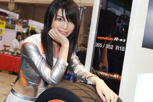 東京オートサロン09 コンパニオン画像蔵 全開の笑顔と落ち着いた魅力にメロメロ Hankook 小暮あきちゃん