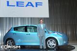 日産の電気自動車「リーフ」[市販予定車]とカルロス・ゴーン CEO