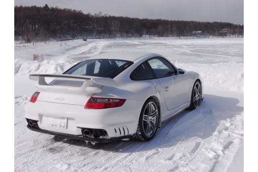 ピレリ ウインターソットゼロ・セリエ・デュエを履いたポルシェ 911GT2