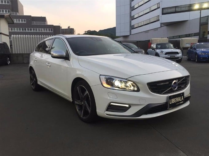 ☆新着入庫情報☆  '14 ボルボ Ｖ６０ Ｔ４ Ｒデザイン（ディーラー車）01