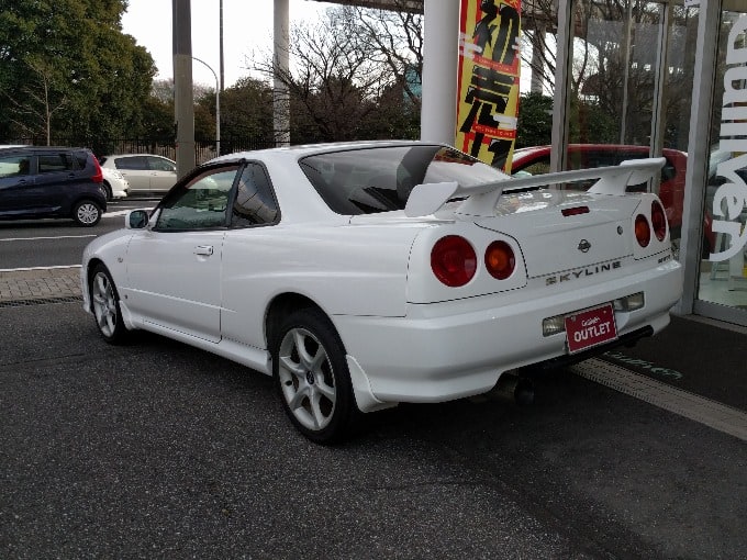 この後ろ姿は！日産 スカイラインのご紹介01