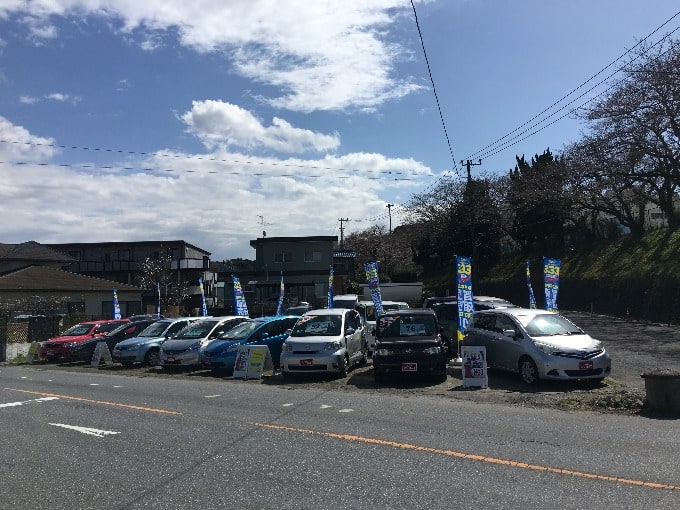 展示スペースにも車がいっぱいあります！01