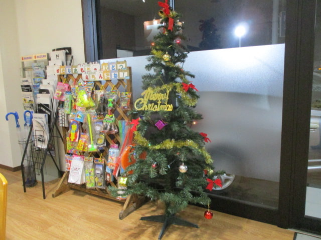 ☆お店のサイズに合わせた控えめなクリスマスツリー！！☆01