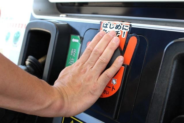 【車の豆知識】セルフ給油、その前にタッチ！01