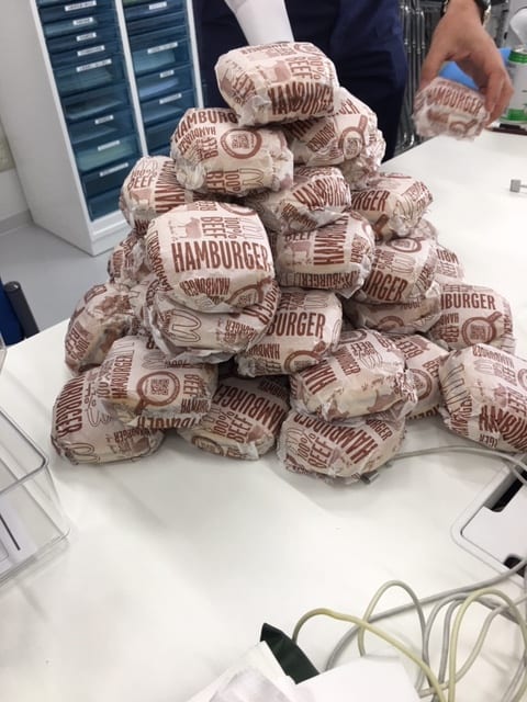 ハンバーガー1000個で01