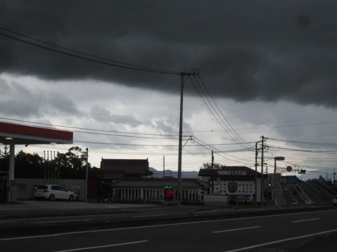 真っ黒い雲が・・・・01