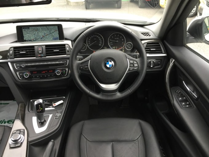 13 ＢＭＷ ３２０ｉ ツーリング ラグジュアリー（ディーラー車）37千キロ　6/9 現在展示中　159万円02