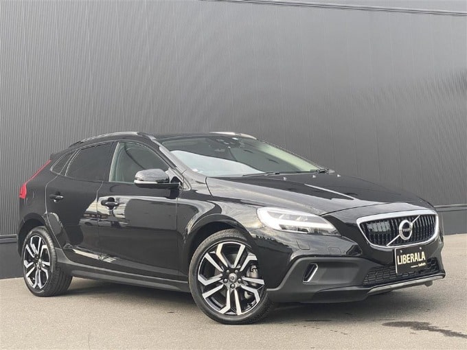  '19 ボルボ Ｖ４０クロスカントリーT5 AWD クラシックED入荷しました！！01
