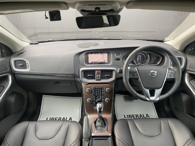  '19 ボルボ Ｖ４０クロスカントリーT5 AWD クラシックED入荷しました！！02