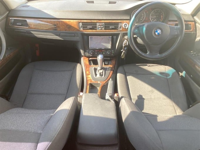 ★☆新着車両のお知らせ★☆【BMW　BMW320i（ディーラー車）】03