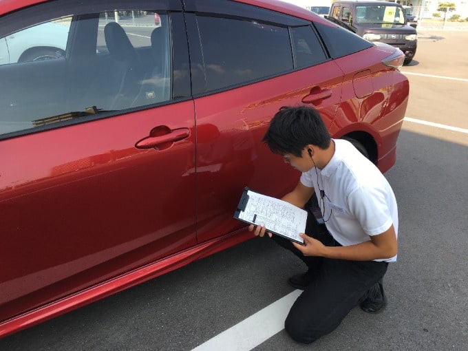 綺麗で安心なお車をお届けするために03