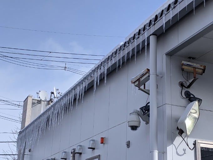 雪が止みました！屋根からの落雪や氷柱にご注意を！01