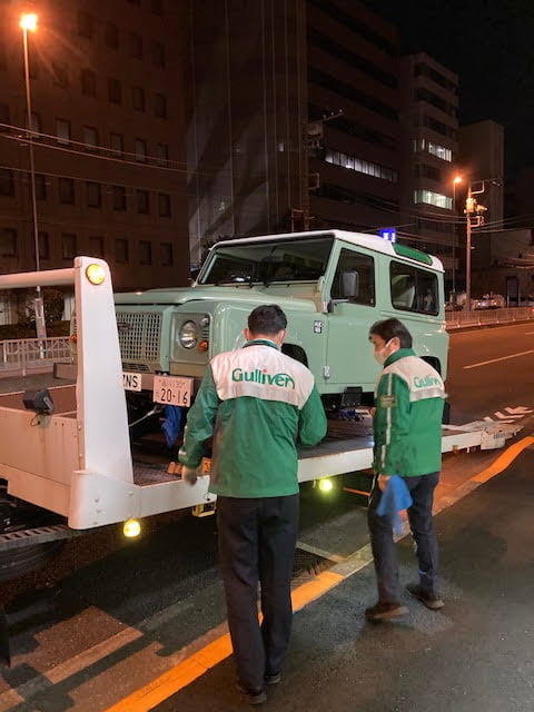 積載車　ローダーにディフェンダー積み込み作業開始！！01