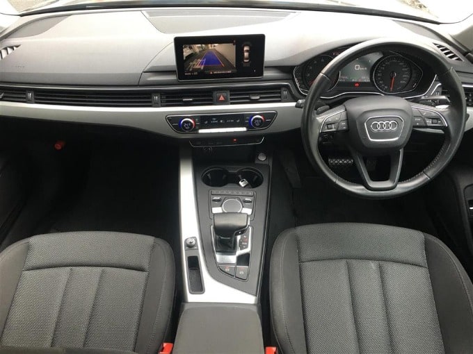 中古車入荷情報　　'16 アウディ Ａ４ ２．０ＴＦＳＩ（ディーラー車）　　ガリバー 釜利谷店03