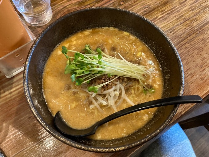 裏路地のラーメン屋さん01