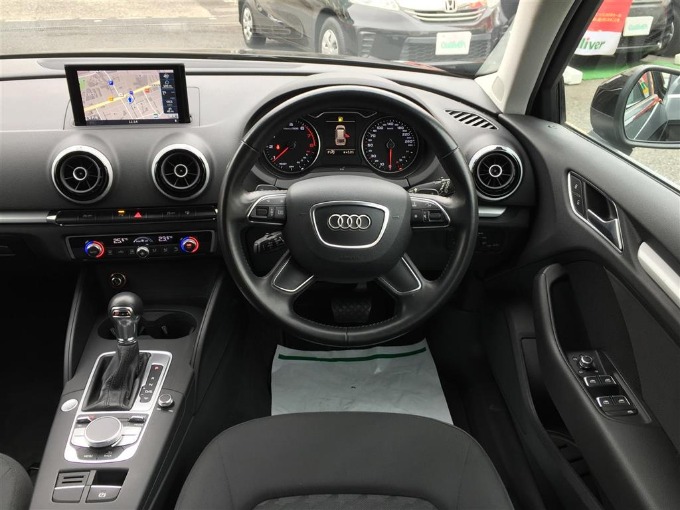 '16 アウディ Ａ３ スポーツバック １．４ ＴＦＳＩ（ディーラー車）　44千キロ　144.9万円　12/29現在展示中03