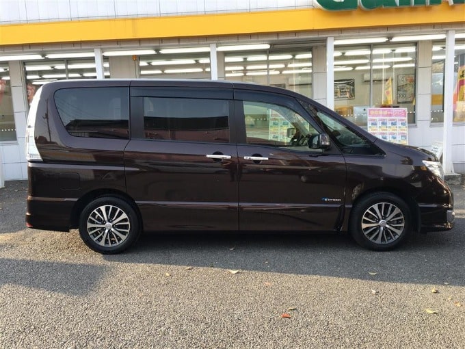 中古車入荷情報！！！　　　H28 日産 セレナ 　　　ガリバー港北中央店02