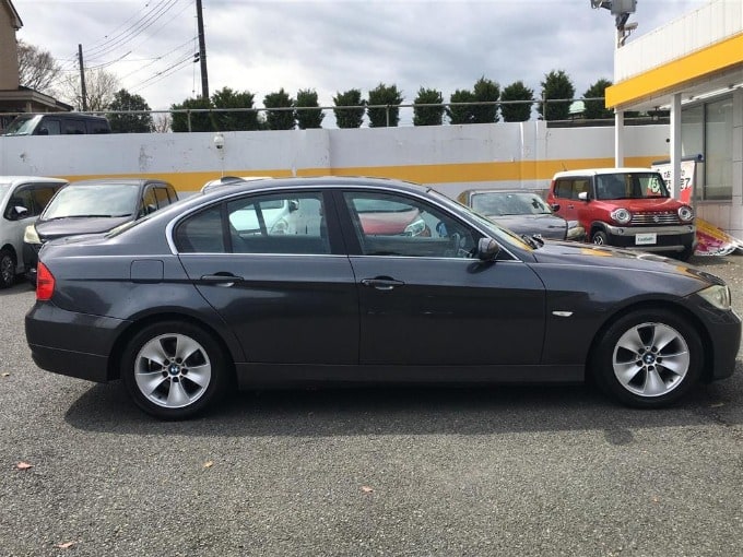 中古車入荷情報！！！　　　'06 ＢＭＷ ３２３ｉ 　　　ガリバー港北中央店02