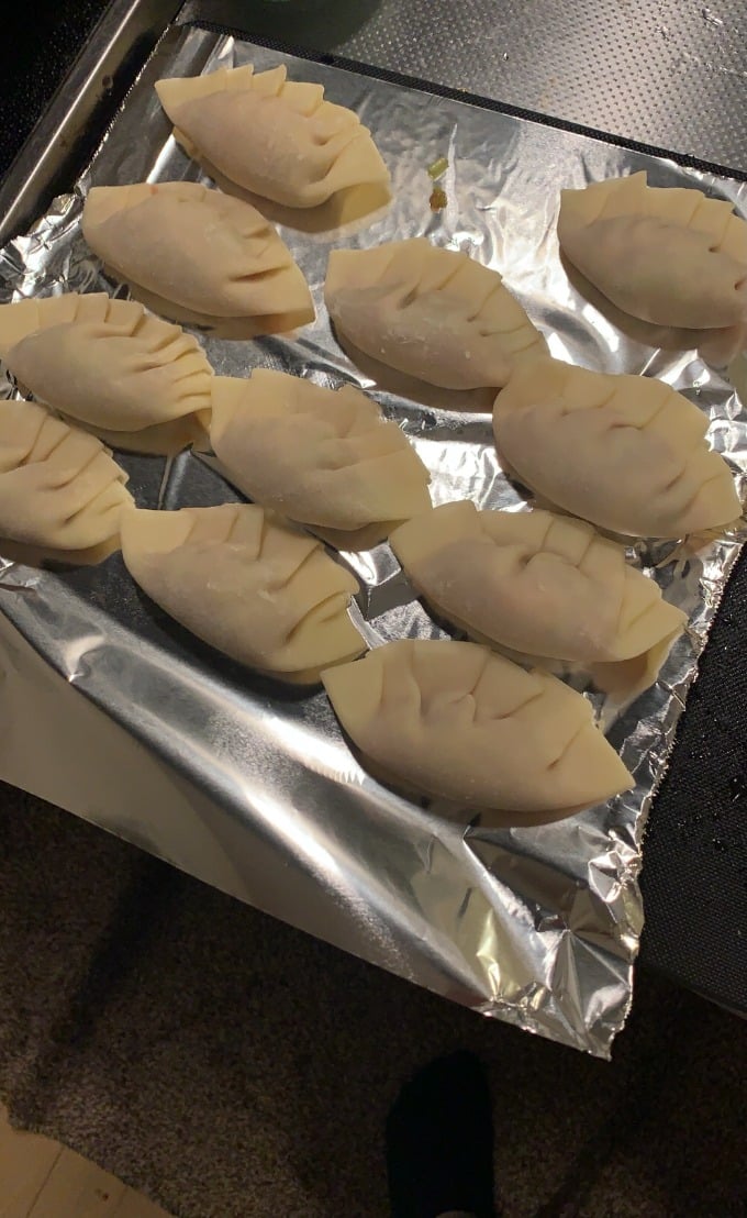 一人で餃子を包む休日…01