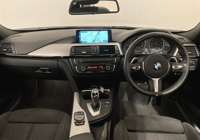 ☆新☆入庫車紹介！！ BMW320iツーリング02