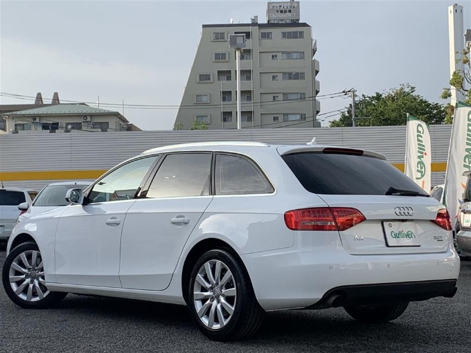 12 アウディ　A4　アバント2.0　TFSIクワトロ（ディーラー車）151千キロ　69.8万円　5/4現在展示中03