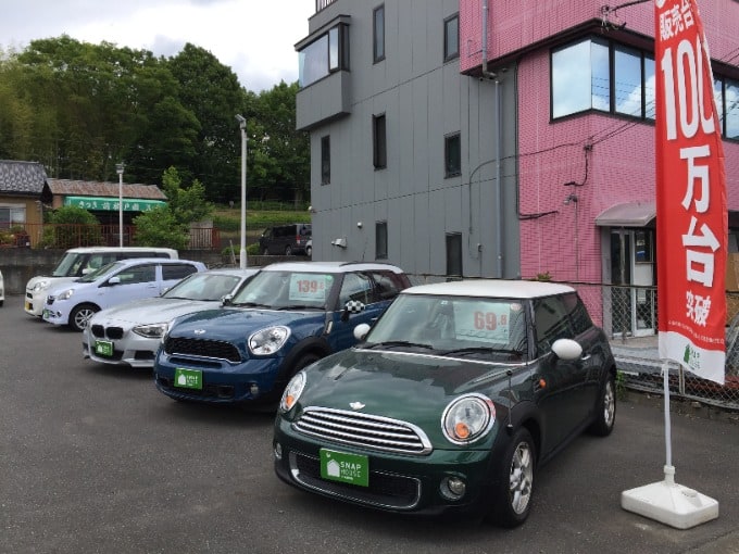 コンパクトミニバンと軽自動車と輸入車を見て触って乗って選べるお店です！03