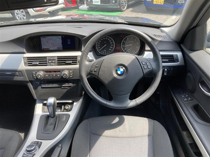 '10 BMW 320i ツーリング（ディーラー車）64千キロ 59.8万円　6/2現在展示中02