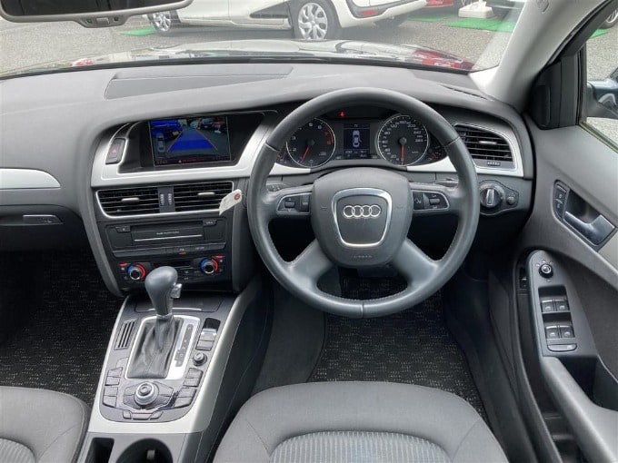 '10 アウディ A４ 1.8 TFSi（ディーラー車） 44千キロ 64.8万円 6/3現在展示中02