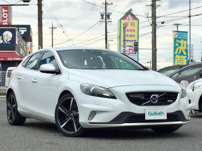 ✰入荷情報！ '13 ボルボ Ｖ４０ Ｔ－５ Ｒデザイン（ディーラー車）✰01