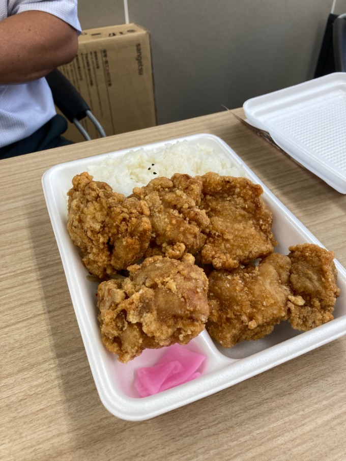 今日のランチ　唐揚げ弁当　大盛り02