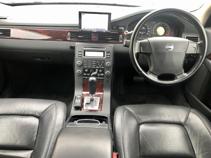 中古車入庫情報！！　 '09 ボルボ Ｖ７０ ２．５Ｔ ＬＥ（ディーラー車）　ガリバー港北中央店03